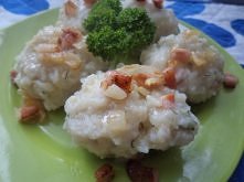 Na 4 porcje:

    kg ziemniaków
    30 dag wędzonki
    główka czosnku
    2 jajka
    łyżeczka kminku
    łyżeczka majeranku
    pieprz, sól
    ok. 5 dag mąki
    mąka grubo m...