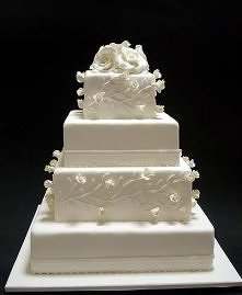 biały tort ślubny