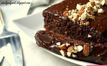 Składniki:
ciasto
100 g miękkiego masła promocje
120 g cukru trzcinowego
4 jajka promocje
100 g gorzkiej czekolady
130 g mielonych migdałów
40 g bułki tartej
1 łyżeczka proszku ...