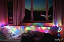 Przytulnie, na pewno z zimę jest bardzo miło, kiedy kaloryfer grzeje. :)