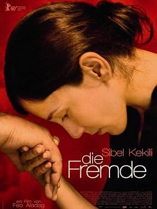 Obca.
Maltretowana przez męża Umay (Sibel Kekilli) ma już dość. Wraz z pięcioletnim synkiem ucieka ze Stambułu, by szukać schronienia u rodziny w Berlinie. Nagrodzony na Berlina...