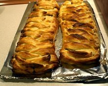 Na przygotowanie  potrzeba: 

* 2 gotowe ciasta francuskie 

Farsz I: 

* 30 dkg pieczarek 
* 4 ogórki konserwowe
* 6 plasterków szynki konserwowej 
* keczup 
* 1 cebula 
* łyżk...