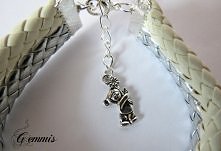 Srebrno-biała bransoletka z plecionych rzemieni z uroczym misiem.
Szukajcie Gemmis na fb (dokładny linka w komentarzu)