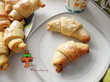 Przepis na rozpływające się w ustach rogaliki z konfiturą i masłem orzechowym