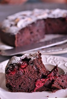 750 gram mąki pszennej
0,5 szklanki kakao
2 łyżeczki sody
2 szklanki wrzątku woda
3/4 szklanki oleju rzepakowego
2 łyżki octu
1,5 szklanki cukru
łyżka kawy rozpuszczalnej
szklan...