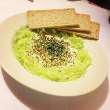 instagram-> zenstwo 
Kolacja <3
-kefir
-ogórek
-pieczywo chrupkie
-przyprawy