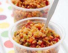 Sałatka z kaszą jaglaną - składniki:

    1 szklanka (ok. 220 g) suchej kaszy jaglanej
    1 łyżka (ok. 15 g) masła
    1 cukinia
    1 zielona papryka
    1 czerwona papryka
  ...