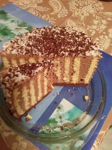 Pomysł zaczerpnięty z jednej ze zszywek-wykonanie własne:) tort "zrolowany" z beztłuszczowego biszkptu, krem czekoladowy(z paczki-niestety).