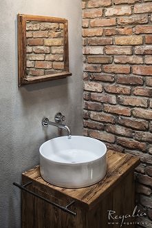 Oryginalny blat wykonany ze starego drewna. Ściana z płytek ściennych, uzyskanych ze starych cegieł.