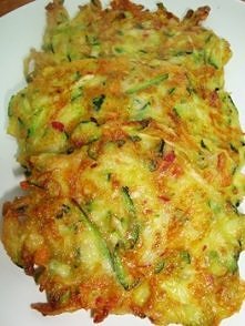 kolorowe placuszki z cukinią i serem. przepis po kliknięciu na zdj. Zapraszam do polubienia kuchenne inspiracje na fb