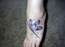 tatuaż motyla na stopie