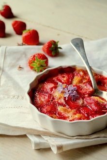 Pieczone truskawki w kogiel-mogiel z kwiatu bzu