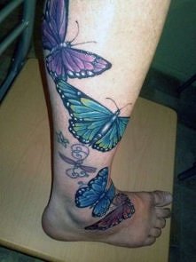 tatuaż motyle na nodze