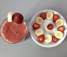 koktajl truskawkowo-bananowy (z niewielką ilością jogortu)