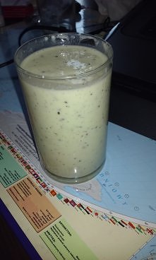 Koktail z kiwi ! 

Składniki:
2 kiwi
200 g jogurtu naturalnego
1 łyżka miodu
lód

+polecam pić na świeżo ;D