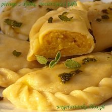 PIEROGI Z PIECZONĄ DYNIĄ, CIECIERZYCĄ I TOFU