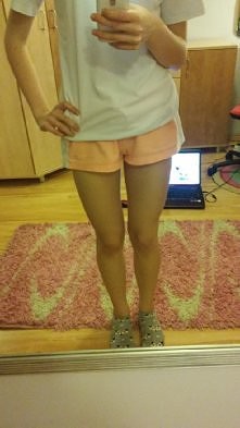 Hej, co sądzicie o moich nogach, koleżanki mi mówią, że są ładne, jednak ja uwarzam, że są troche za grube. Licze na wasze zdanie. :)