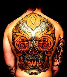 duże czaszki tatuaż na plecach
