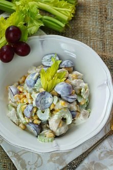 Sałatka z kurczakiem, kukurydzą i winogornami