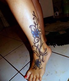 tatuaż kobiecy na nodze