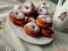 Składniki:
1,5 szklanki mąki
130 g masła
1 łyżka cukru
2 jajka
1 żółtko
2 łyżki śmietany 18%
50 g świeżych drożdży
1 łyżka mleka
szczypta soli

ok 1 l oleju do smażenia

Wszystk...