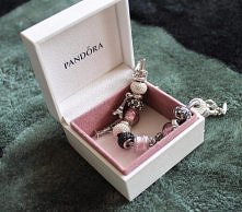 Bransoletka Pandora. Pewnie niejedna kobieta chciała by taką posiadać.