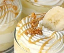 Deser bananowy na zimno

Składniki
3 banany
bita smietana śnieżka
sos karmelowy
2/3 szklanki cukru
1/4 szklanki mąki kukurydzianej
1/2 łyżeczki soli
3 szklanki mleka
2 jajka
2 l...