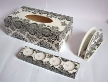 Unikatowy zestaw drewnianych przedmiotów ozdobiony metodą decoupage. W skład wchodzi chustecznik, serwetnik oraz świecznik. Zestaw wykonany na specjalne zamówienie Pani Joanny. :-)