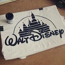 Walt Disney :)
Zrobiłam sobie dzisiaj koszulkę z czyms takim :)