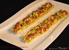 Zapiekane faszerowane pory

Składniki

4 grube pory
4 jajka
200 g ulubionej kiełbasy
200 g sera tartego chedar
2 dymki ze szczypiorkiem
50 g bułki tartej
4 łyżki oleju
4 łyzki k...