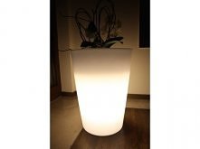 Donice podświetlane idealnie nadają się na ciemne wieczory, ich delikatna poświata wprowadza ciepłą i przyjazną atmosferę do wnętrz naszych mieszkań lub na tarasie czy balkonie.