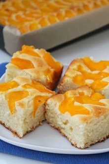 Ciasto jogurtowe z brzoskwiniami
Składniki (blaszka 22 cm x 33 cm):

    350 g jogurtu naturalnego
    5 jajek
    1,5 szklanki cukru
    cukier waniliowy (16 g)
    3 szklanki ...