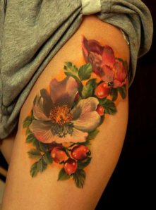 tatuaże kwiaty na udzie