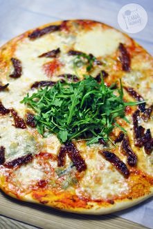 Pizza z gorgonzolą i suszonymi pomidorami