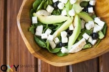 Pomysł na fit dietetyczną kolację: sałatka ze świeżego szpinaku, czarnych oliwek, grillowanego kurczaka, avocado i sera feta. Więcej pomysłów na dietetyczne posiłki znajdziesz w...