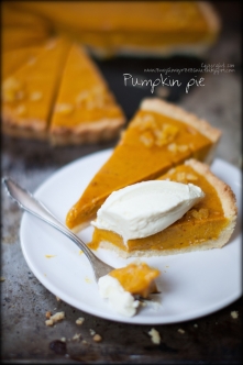 Pumpkin pie z cytrynowym kremem mascarpone. 
/tarta o średnicy 24 - 26 cm. Na podstawie tego przepisu/

Na kruche ciasto:

200 g mąki pszennej
120 g zimnego masła
70 g cukru
szc...