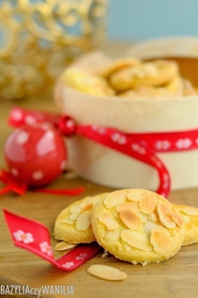 Kruche, maślane ciasteczka z płatkami migdałowymi