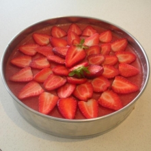 Składniki: 

Spód:

    100 g gorzkiej czekolady
    50 g białej czekolady
    100 g masła
    50 g płatków migdałowych
    80 g płatków kukurydzianych

Masa:

    250 g śmietan...