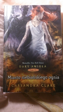 DARY ANIOŁA: Miasto Niebiańskiego  Ognia - Cassandra Clare
"I płakała nad sobą i zmianami, które w niej zaszły, bo czasami nawet zmiana na lepsze jest jak mała śmierć"...