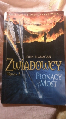ZWIADOWCY: Płonący Most (księga II)
"Brak wiary w siebie jest chorobą. Jeśli stracisz panowanie nad tym, wątpliwości staną się twoją rzeczywistością."
Książka świetna ...