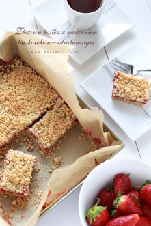 zbożowa kostka z nadzieniem truskawkowo-rabarbarowym