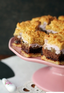 Składniki na kwadratową formę o boku 20cm:

Ciasto:

400g mąki pszennej
200g cukru pudru
2 łyżeczki proszku do pieczenia
200g niesolonego masła
4 duże żółtka
2 łyżki ciemnego ka...