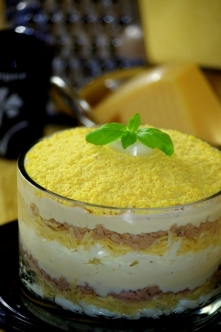 SAŁATKA WARSTWOWA Z TUŃCZYKIEM

 Składniki:

    4 małe jajka
    ok. 100 g sera żółtego
    1 puszka tuńczyka w sosie własnym
    1 mniejsza cebula
    10-14 łyżeczek majonezu
...