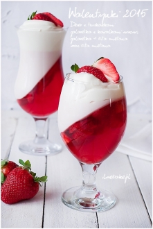 Deser z truskawkami, galaretką i bitą śmietaną (Walentynki 2015)- przepis ilovebake.pl