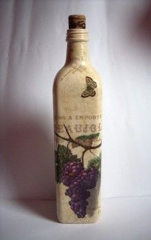 Butelka o pojemności 0,5l wykonana metodą decoupage w stylu vintage z dodatkowymi ozdobnymi przetarciami shabby shic. W komplecie korek aglomeryczny.