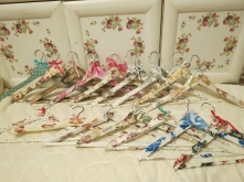 Drewniane, ręcznie zdobione wieszaki :) 

Na allegro znajdziecie je pod nazwą "drewniane wieszaki decoupage" :)