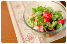 Sałatka z roszponki i truskawek