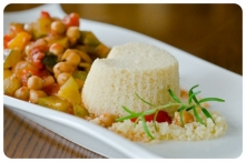 Ciecierzyca z pomidorami, ogórkiem kiszonym i papryką podawana z kuskusem