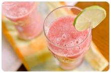 Smoothie z melona i truskawek z dodatkiem imbiru, mięty i soku z limonki