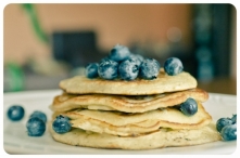 Pancakes z borówkami polane miodem akacjowym